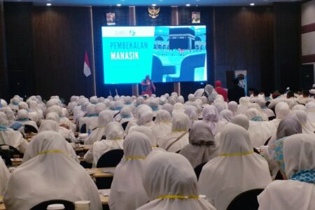 Nita Kartikasari, S. Fam, MBS memberikan materi pembekalan kepada ratusan jemaah Umrah Samira Travel