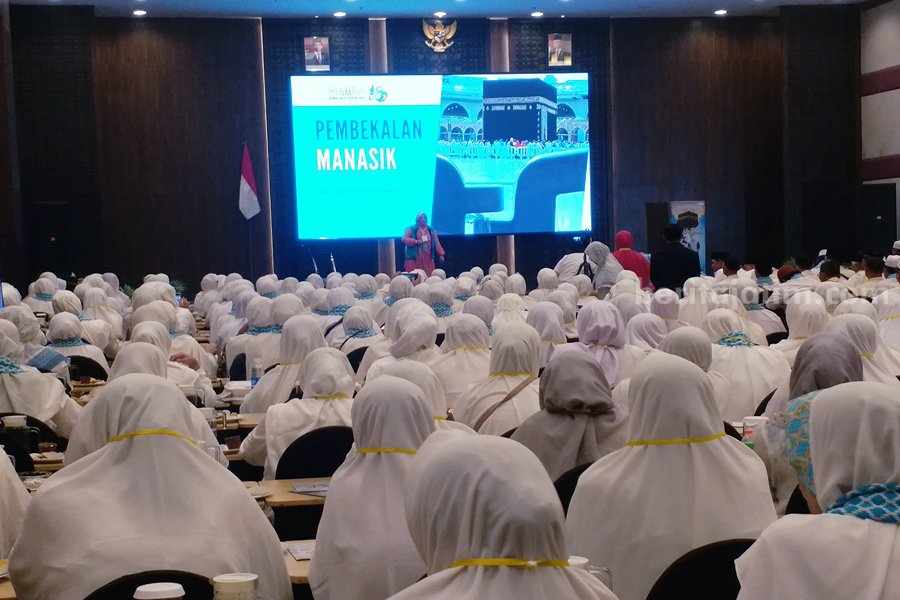 Samira Travel Bersama 500 Jemaah Akan Umroh Awal Agustus Nita Kartikasari, S. Fam, MBS memberikan materi pembekalan kepada ratusan jemaah Umrah Samira Travel