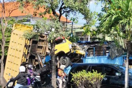 Truk Tabrak Truk di Candi Sidoarjo, Bodi Sampai Naik ke Taman