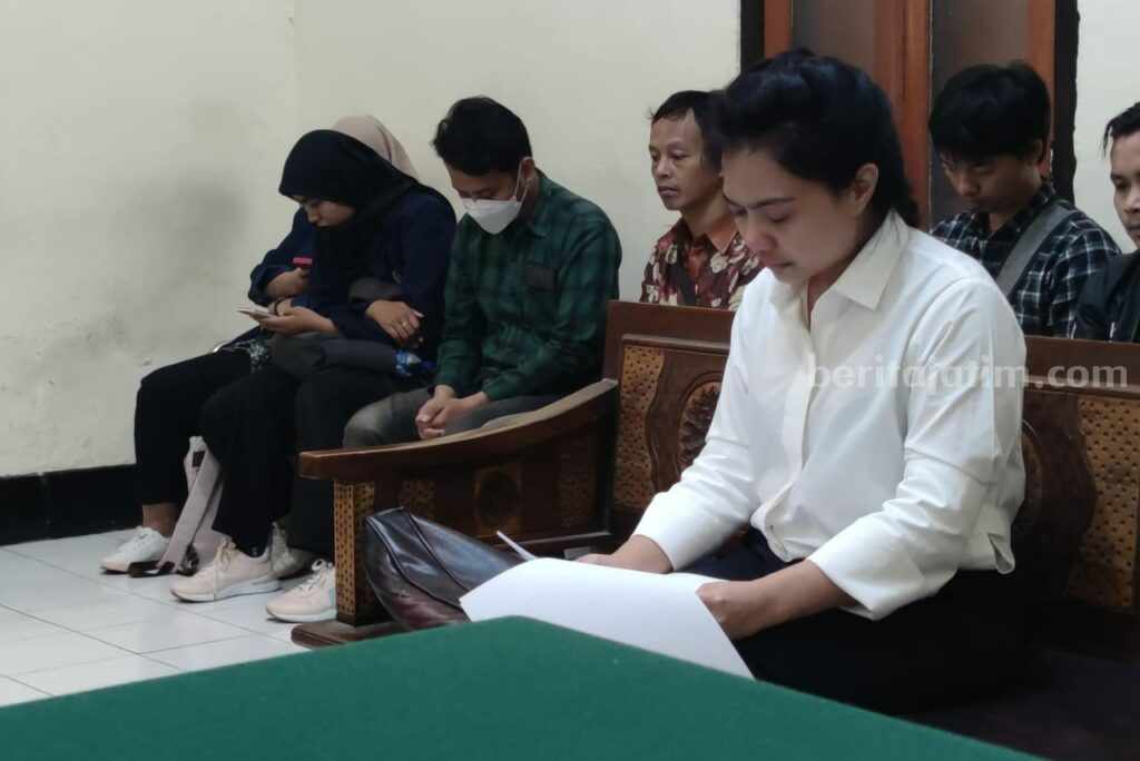 Terdakwa Indah Catur Agustin Saat Menjalani Sidang Agenda Pembelaan.