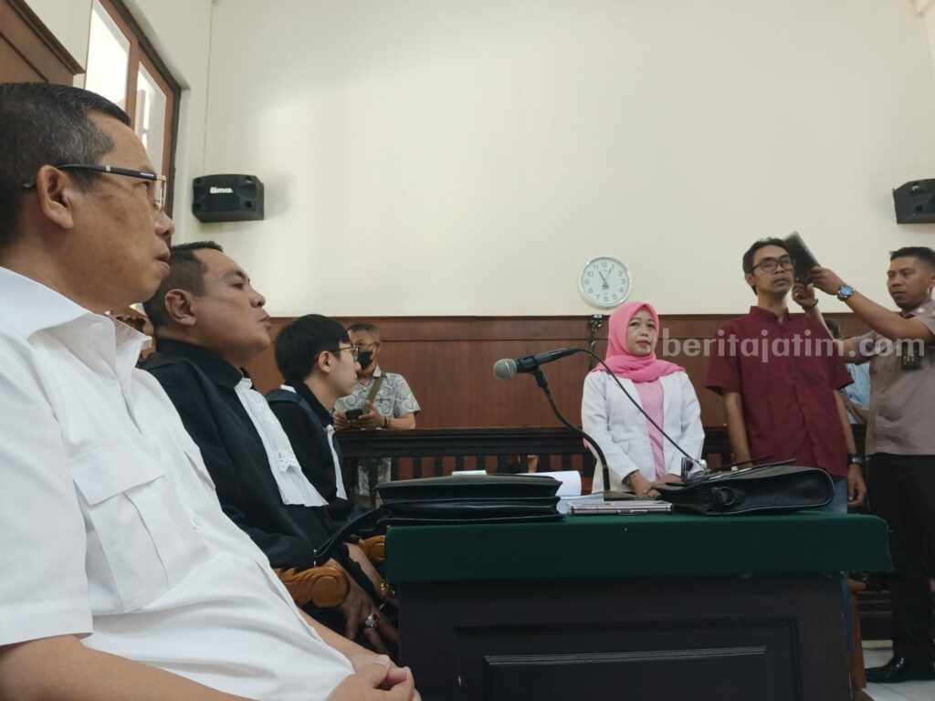 Robert Simangunsong Saat Menjalani Sidang di PN Surabaya.
