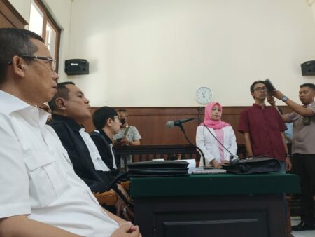 Saksi Sebut Gelar Pengacara Robert Simangunsong MHi Sejak Tahun 2013 Robert Simangunsong Saat Menjalani Sidang di PN Surabaya.
