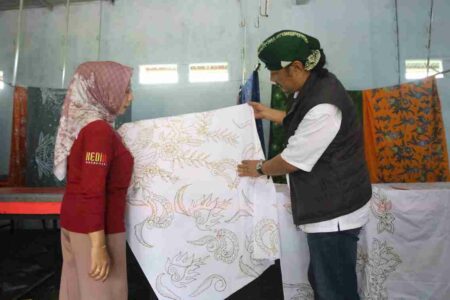 Bacabup Kediri Deny Widyanarko (bos rokok Tajimas) melihat proses produksi Batik Salinyar.