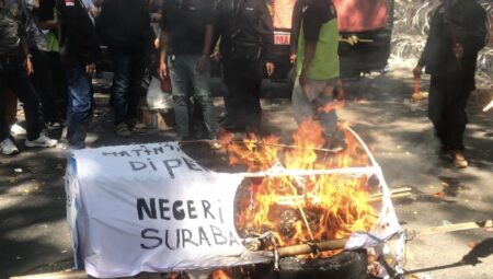 Bawa Keranda Mayat Hingga Bakar Ban Warnai Aksi Massa di PN Surabaya