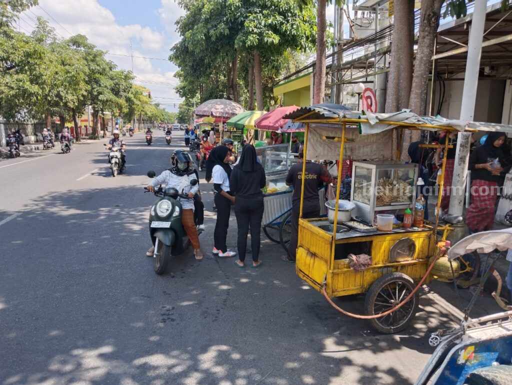 Satpol PP Tulungagung besok akan memulai melakukan penertiban ratusan Pedagang Kaki Lima (PKL) di Jln Basuki Rahmad dan Jln Jalan Ahmad Yani Timur