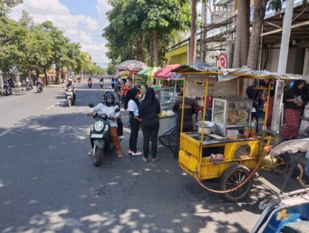 Satpol PP Tulungagung besok akan memulai melakukan penertiban ratusan Pedagang Kaki Lima (PKL) di Jln Basuki Rahmad dan Jln Jalan Ahmad Yani Timur