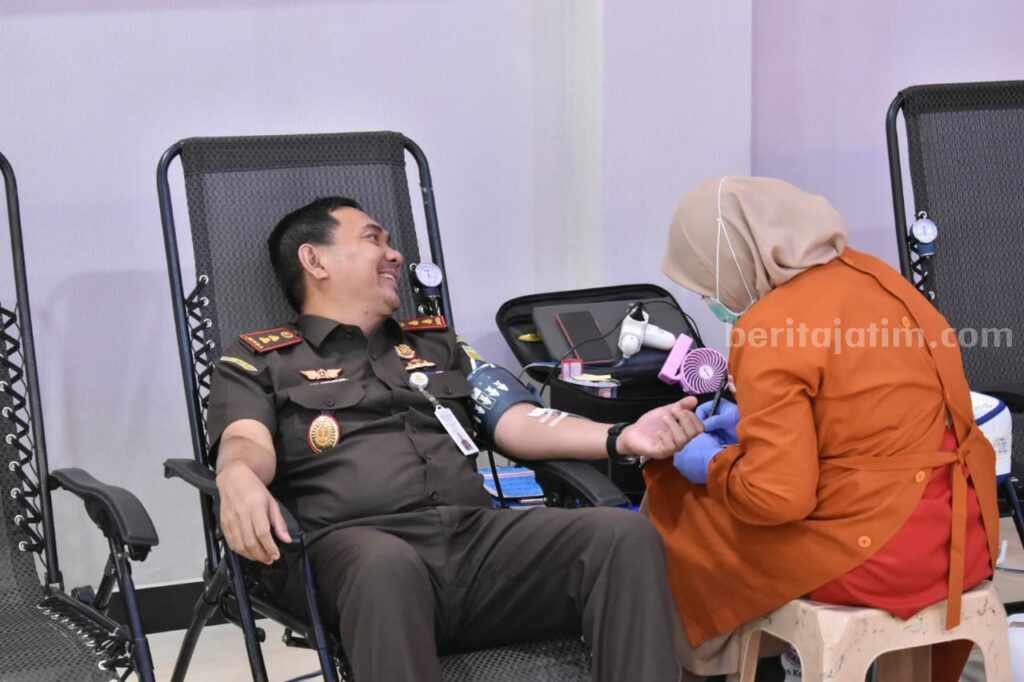 Kajari Tanjung Perak Ricky Setiawan Anas saat melakukan kegiatan donor darah.