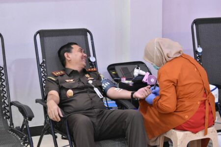Kajari Tanjung Perak Ricky Setiawan Anas saat melakukan kegiatan donor darah.