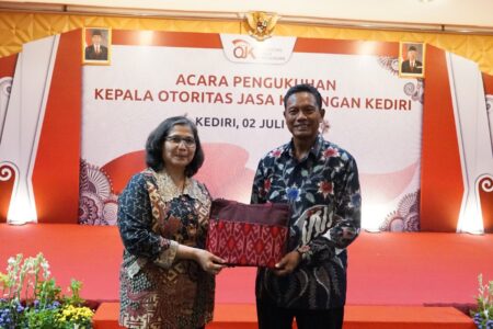 Pj Wali Kota Hadiri Pengukuhan Kepala OJK Kediri