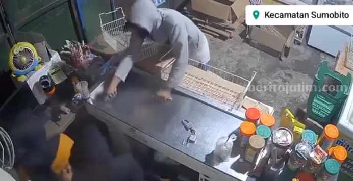 Perampok Bersenjata Pisau Dapur di Sumobito Jombang Gasak Uang Rp7,8 Juta foto beritajatim