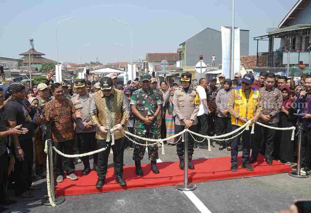 Mas Dhito saat meresmikan Jembatan Jungbiru Kediri.