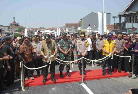Mas Dhito saat meresmikan Jembatan Jungbiru Kediri.