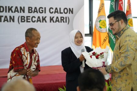 Luncurkan Beasiswa Becak Kari, Bupati Kediri Wujudkan Mimpi Warganya Sekolah Ilmu Kesehatan Gratis Mas Dhito.