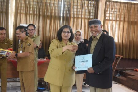 Serahkan SK Pensiun ASN, Begini Kata Pj Wali Kota Kediri