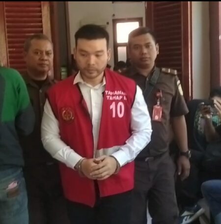 Hakim PN Surabaya Bebaskan Terdakwa Kasus Pemalsuan Surat Advokat Victor Sukarno Bachtiar.