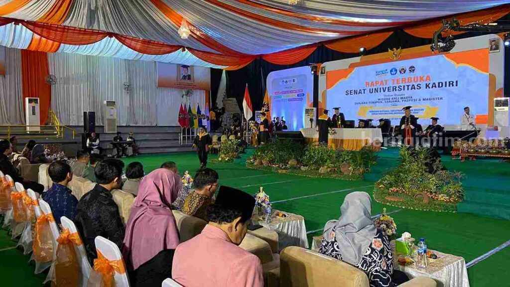 Universitas Kadiri Wisuda 641 Mahasiswa Tahun Akademik 2023/2024.