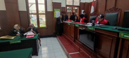 Pemeriksaan terdakwa Satriyo di ruang Tirta 1 PN Surabaya.