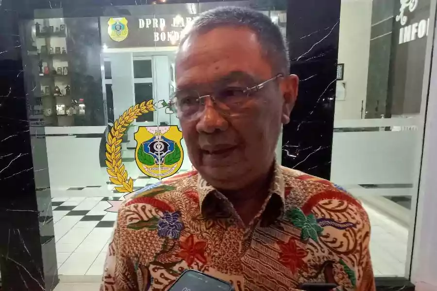 Ketua DPC PKB Kabupaten Bondowoso, H. Ahmad Dhafir diwawancarai media, Jumat (6/7/2024) malam. (Deni Ahmad Wijaya/BeritaJatim.com)