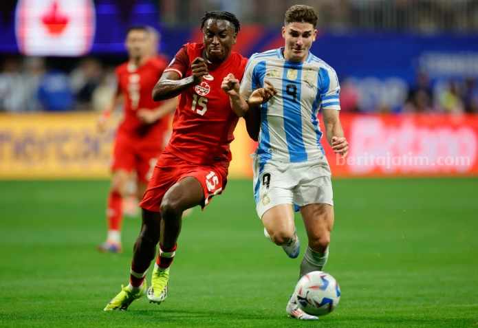 Moïse Bombito dari Kanada dan Julian Alvarez dari Argentina berebut bola pada babak pertama. Foto: Getty Images