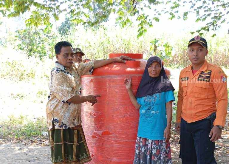 Kekeringan, Warga Desa Plalangan Jember Tempuh 1,5 Kilometer Demi Air