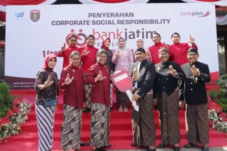 Bank Jatim Serahkan Bantuan Mobil Pemadam Kebakaran Perkuat Armada Damkar Ngawi di HUT ke-666 foto beritajatim