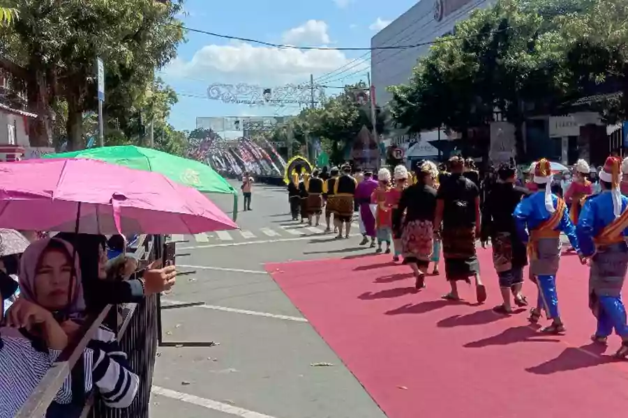 Warga kepanasan saat melihat acara Blitar Ethnic Nasional (BEN) Carnival ke 3, Sabtu (13/07/2024). (Foto : Winanto/beritajatim.com)