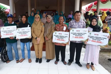 Bupati Banyuwangi Bagi BLT Cukai Tembakau ke Warga