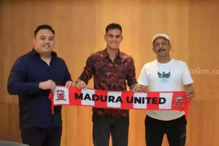 Madura United Rekrut Cristian Rontini Cristian Rontini (tengah) diperkenalkan sebagai bagian dari Madura United FC.