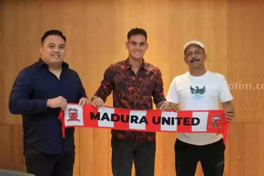 Cristian Rontini (tengah) diperkenalkan sebagai bagian dari Madura United FC.