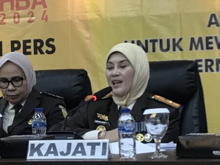 Kajati Jatim Mia Amiati