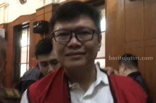 Terdakwa Ronald Tannur menangis usai divonis bebas oleh hakim.