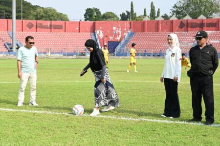 Vinanda Prameswati Dukung Pengembangan Sepak Bola Usia Muda Melalui Liga Internal Persik Kediri 2024