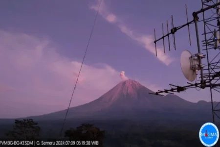 Semeru Menggelegar! Kolom Abu Tebal Membumbung 600 Meter Gunung Semeru