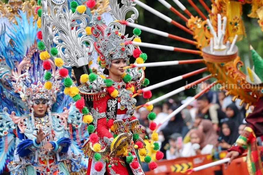 Akhir pekan menjadi waktu yang sibuk di Banyuwangi. Pasalnya ada agenda besar pertunjukan akbar bertajuk Banyuwangi Ethno Carnival (BEC).