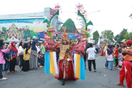 Salah seorang talent parade busana etnik kontemporer bertajuk Banyuwangi Ethno Carnival (BEC) saat melintas di catwalk jalanan Kota Banyuwangi, tahun lalu. (dok)