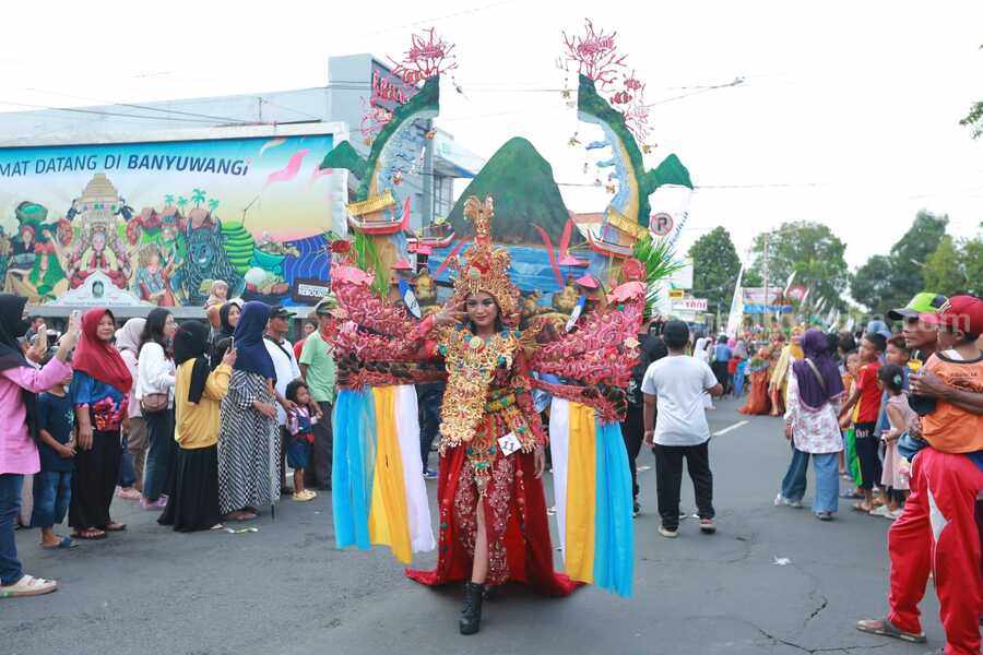 Salah seorang talent parade busana etnik kontemporer bertajuk Banyuwangi Ethno Carnival (BEC) saat melintas di catwalk jalanan Kota Banyuwangi, tahun lalu. (dok)