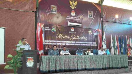 Ketua KPU Kabupaten Mojokerto, Afnan Hidayat saat Media Gathering Tahapan Pemilihan Gubernur dan Wakil Gubernur Provinsi Jawa Timur serta Pemilihan Bupati dan Wakil Bupati Kabupaten Mojokerto Tahun 2024 yang digelar KPU Kabupaten Mojokerto di Gedung Pemilu Kabupaten Mojokerto. [Foto: Misti/beritajatim.com]