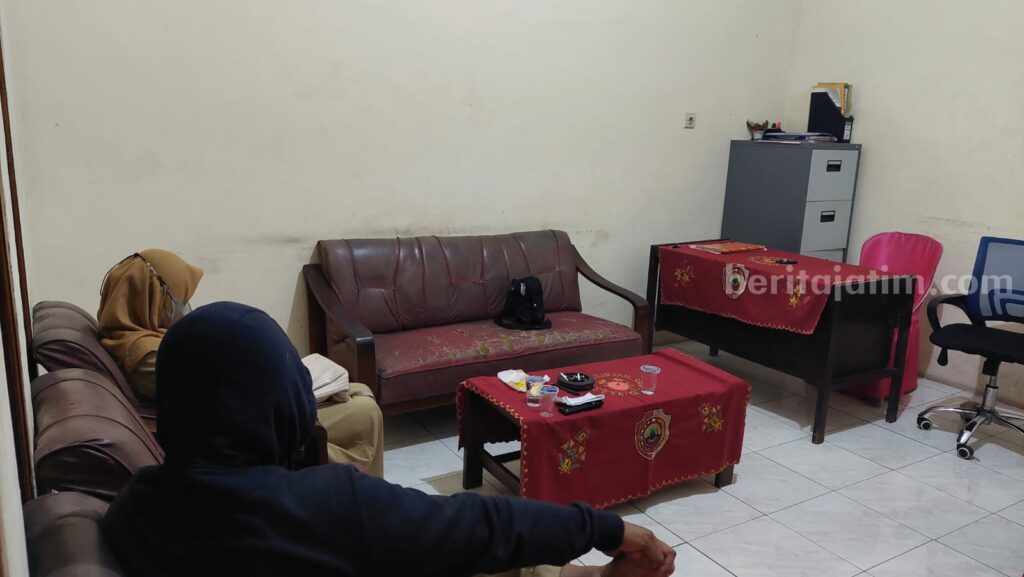 Keduanya saat diamankan di Balai Desa Sambiroto. [Foto : Ist]