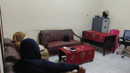 Keduanya saat diamankan di Balai Desa Sambiroto. [Foto : Ist]