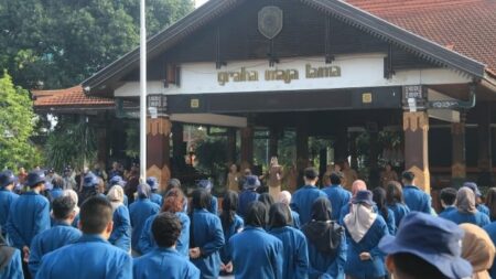 Bupati Mojokerto Ikfina Fahmawati secara resmi menerima ratusan mahasiswa KKN-BBK ke 24 Universitas Airlangga Tahun 2040 di Pendopo GMT, Pemkab Mojokerto. [Foto: Ist]