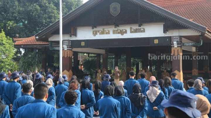 Bupati Mojokerto Ikfina Fahmawati secara resmi menerima ratusan mahasiswa KKN-BBK ke 24 Universitas Airlangga Tahun 2040 di Pendopo GMT, Pemkab Mojokerto. [Foto: Ist]