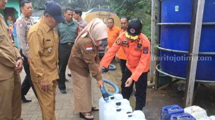 Bupati Mojokerto Ikfina Fahmawati saat menyerahkan bantuan di Dusun Kandangan, Desa Kunjorowesi, Kecamatan Ngoro, Kabupaten Mojokerto. [Foto: Ist]