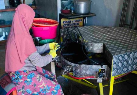 Dosen UM Buat Mesin Kue Semprong Otomatis UMKM Wonorejo foto beritajatim