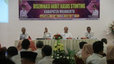 Bupati Mojokerto, Ikfina Fahmawati saat menghadiri Diseminasi Audit Kasus Stunting di salah satu rumah makan di Kota Mojokerto. [Foto : ist]