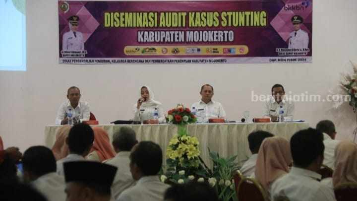 Bupati Mojokerto, Ikfina Fahmawati saat menghadiri Diseminasi Audit Kasus Stunting di salah satu rumah makan di Kota Mojokerto. [Foto : ist]