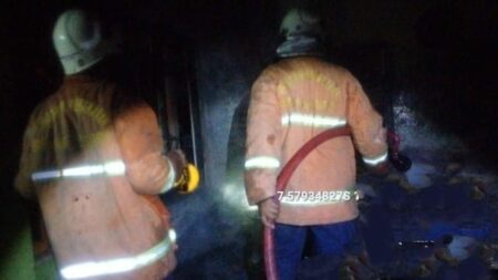Petugas damkar BPBD Kabupaten Mojokerto melakukan proses pemadaman. [Foto: Ist]