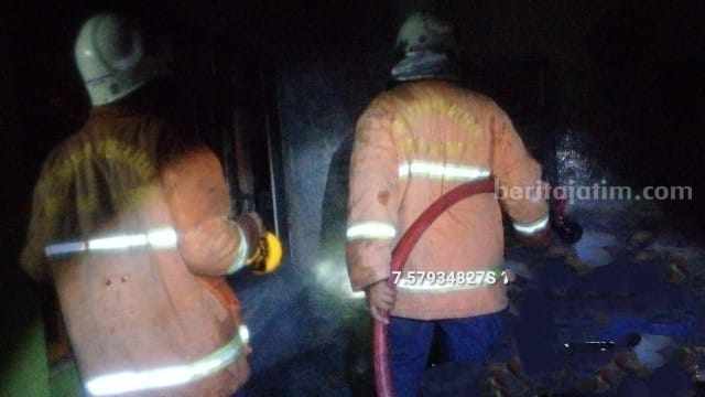 Petugas damkar BPBD Kabupaten Mojokerto melakukan proses pemadaman. [Foto: Ist]