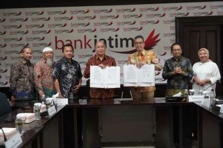 Penandatanganan nota kesepahaman Bank Jatim dan PW Muhammadiyah Jatim.