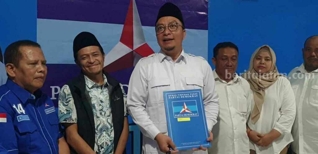 Foto ketua DPC Gerindra Gresik dr Asluchul Alif saat mendapat surat tugas dukungan dari Partai Demokrat.