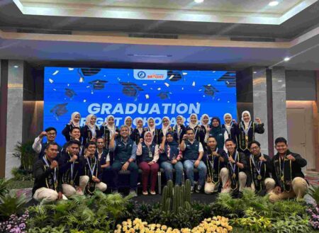 21 Mahasiswa Awardee Bright Scholarship yang baru saja diwisuda (Foto: Dani Alifian/beritajatim.com)
